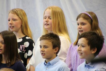 Otroci Osnovne šole Šmartno v Tuhinju z glasbo razpeli jadra (21)